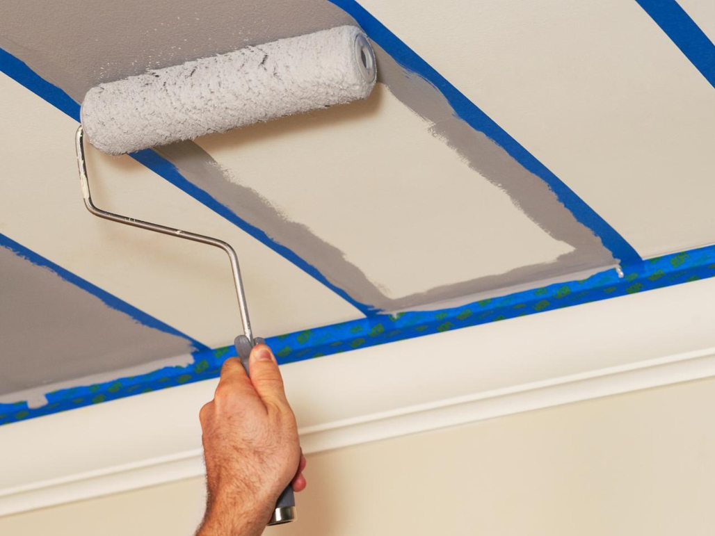Как покрасить потолок самостоятельно без ошибок и переделок