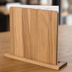 Деревянные Шептуны Меню: Как Подставки из Дерева Рассказывают Историю Вашего Заведения